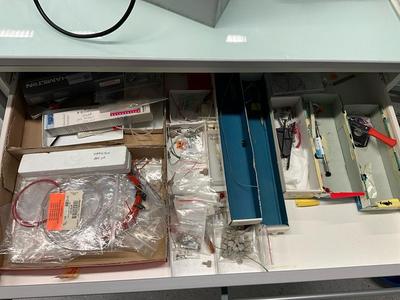 Overview picture of Lot of various laboratory consumables